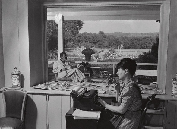 Дороти Паркер с пишущей машинкой Royal KMM